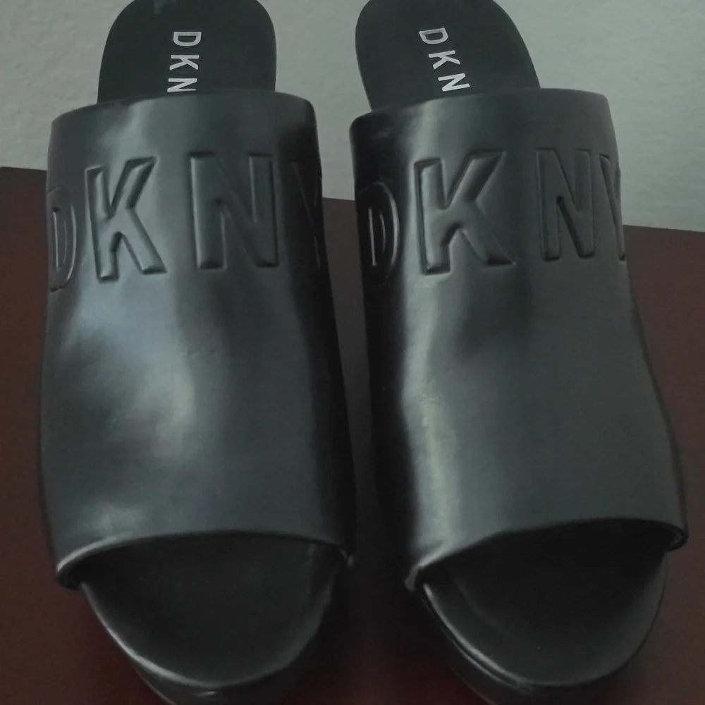 SUPER RARE 🖤 DKNY Raised Logo Black Wedge Mules 9 - Picture 9 of 9